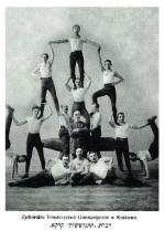 Piramida gimnastyków Żydowskiego Towarzystwa Gimnastycznego w Krakowie, które zostało założone w 1901 roku 
