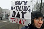 Dziś w Europie międzynarodowy Dzień bez Zakupów  (Buy Nothing Day). W USA obchodzony jest w piątek po Święcie Dziękczynienia. Na zdjęciu: ubiegłoroczne obchody w Portland, USA 