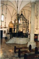 Synagoga Stara na Kazimierzu krakowskim. Średniowieczna bima przypominała tu metalową klatkę 