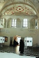 W synagodze Izaaka na Kazimierzu krakowskim z około połowy XVII w. babiniec był już mniej odseparowany. Prawdopodobnie wzór przyszedł z Pragi czeskiej  