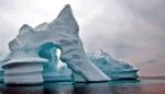 Góra lodowa odrywa się od wyspy Ammassalik we wschodniej Grenlandii. To właśnie szybsze topnienie lodu w okolicach podbiegunowych niepokoi naukowców 