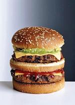 Wysoka zawartość tłuszczu, cukru i soli to grzechy główne dań serwowanych  w barach szybkiej obsługi, np. hamburgerów 