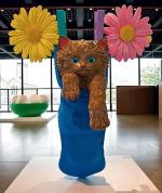 Jeff Koons „Kot na sznurze do bielizny”, polietylen (1994–2001) 