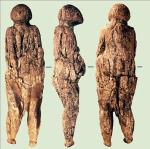 Figurka kobieca  z Zarajska.  W paleolicie ludzie zaczęli wytwarzać  zdobione narzędzia  i przedmioty artystyczne 