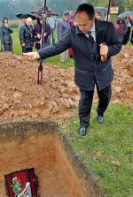 Andrzej Przewoźnik podczas pogrzebu ekshumowanych szczątków żołnierzy AK Okręgu Wileńskiego, który odbył się 4 października tego roku w Dubiczach na Litwie 