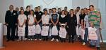 Nagrodzeni uczniowie wraz z nauczycielami i olimpijczykami pozowalii do zdjęć 