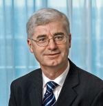 John  F. Beggs  jest  absolwentem Uniwersytetu  w Dublinie, od 16 lat  głównym  ekonomistą AIB