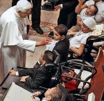 Benedykt XVI błogosławi niepełnosprawne dzieci (kwiecień 2008) 