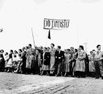 Redaktorzy ‚‚Po prostu” podczas pierwszo-majowego pochodu w 1956 roku