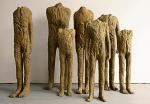 Magdalena Abakanowicz „Siedem figur” (2008), płótno workowe, żywica 