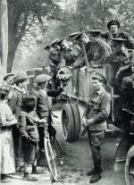 Francuscy cywile pozdrawiają Brytyjczyków jadących na front, druga połowa sierpnia 1914 r. 