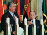 Feliks Zandman (z prawej) zapala świece w dowód pamięci o ofiarach Holokaustu na Kapitolu w Waszyngtonie 8 maja 1997 roku