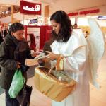 W CH Wileńska przy ul. Targowej 72 klienci mogą kupić opłatki od hostessy w stroju anioła 