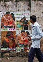 Ulica w Bombaju. Plakaty reklamujące bollywoodzki film 