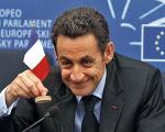 Nicolas Sarkozy żegna dziennikarzy  na konferencji prasowej  w Strasburgu 
