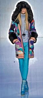 Emilio  Pucci, jesień – zima  2008/2009. Sportowy styl miejski, buty – krzyżówka łyżwiarskich  i narciarskich sprzed ćwierć  wiecza 