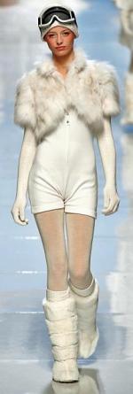 Bluegirl  na sezon zimowy 2008/2009.  Moda haute couture  inspirowana strojem  zawodników slalomu  giganta,  tzw. gumą i szortami. Rękawy  z rękawiczkami, wciągane jak rajstopy 