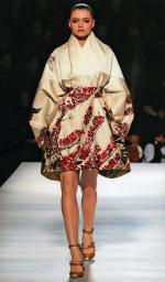 Minikimono Kenzo, suknia haute couture  z tafty jedwabnej  ze wzorem kwitnącej wiśni. Kolekcja zima 2008/2009