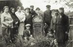 Rodzina przy grobie Chaima Kopla ha-Lewiego Bandmana w rocznicę jego śmierci, na cmentarzu w Bobrownikach k. Dęblina 