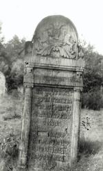 Drewniany nagrobek z 1835 r. z cmentarza w Złoczowie (obecnie Ukraina); zdjęcie sprzed 1939 roku 