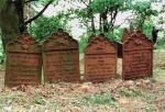 Żeliwne nagrobki z lat 70. XIX w. na cmentarzu w Krzepicach 