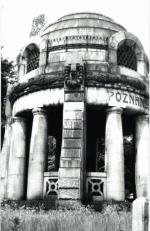 Pomnik znanego fabrykanta łódzkiego Izraela Kalmanowicza Poznańskiego i jego żony na cmentarzu w Łodzi; uznawany za największy grobowiec żydowski na świecie 
