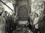 Nagrobek znanego historyka Henryka Graetza na cmentarzu we Wrocławiu; zdjęcie wykonano w 1946 r., przed zniszczeniem pomnika 