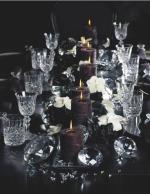 Stół skomponowany w zimnych kolorach: dominują czernie i brązy oraz mieniące się w blasku świec kryształy. Sia Home Fashion, kolekcja Sophisticated Atmosphere.
