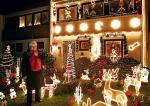Niemcy, mieszkanka Schwanede prezentuje swój świąteczny ogródek, bardzo po niemiecku przytulny - „gemütlich” 