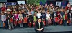Burmistrz Śródmieścia Wojciech Bartelski nagrodził dzieci, które zagrały w hali Torwaru, świątecznymi upominkiami 