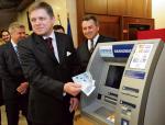  Pierwszych wypłat z bankomatów dokonano krótko po północy. Słowacki premier Robert Fico  wybrał z bankomatu w Urzędzie Rady Ministrów 100 euro