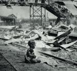 Ranne dziecko na zbombardowanym przez Japończyków Dworcu Południowym w Szanghaju 