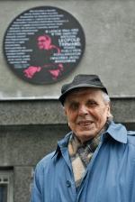 Mirosław Ufnalewski pod tablicą upamiętniającą Leopolda Tyrmanda na gmachu YMCA przy ul. Konopnickiej 