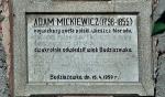 Budziszewko, na tablicy niewidoczny tekst z lat 50.: „...Zwiastun przyszłości  i bojownik  o nowy demokratyczny ustrój świata dwukrotnie odwiedził wieś Budziszewko”