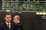 Szef Gazpromu Aleksiej Miller (z lewej) zapewniał premiera Władimira Putina, że nie ma przyczyn technicznych, by gaz nie płynął do UE 