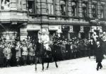 Mannerheim prowadzi defiladę zwycięskiej białej armii w Helsinkach, 16 maja 1918 r.