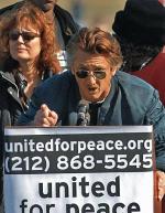 Sean Penn podczas manifestacji (fot: Kevin Wolf)