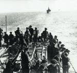 Polacy na pokładzie statku w konwoju do Narwiku
