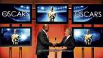 Prezydent Akademii Filmowej Sid Ganis (z prawej) i aktor Forest Whitaker ogłaszają nominacje do tegorocznych Oscarów  