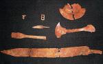 Miecz, grot włóczni oraz inne elementy wyposażenia wojownika naukowcy znaleźli w odkrytym właśnie grobie 