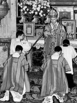 30 czerwca 1988 r. Arcybiskup Marcel Lefebre wyświęca  czterech duchownych na biskupów bez zgody Watykanu 