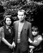 Andrzej Czuma z rodziną dzień po wyjściu z więzienia w Barczewie 25 września 1974 r. 