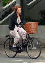 Aktorka Helena Bonham na rowerze w Londynie 