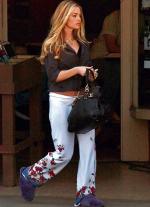 Denise Richards w kapciach i spodniach jak od piżamy na ulicach Los Angeles 