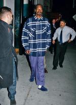 Snoop Doggy Dogg, gwiazda hip-hopu, opuszcza Mastro Steakhouse po obiedzie z przyjacielem piłkarzem Davidem Beckhamem. w domowych pantoflach i w dresie jak kalesony  