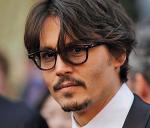 Johnny Depp powraca dziś do starych oprawek okularów, które dodają mądrości spojrzeniu 
