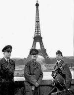 Adolf Hitler  w zdobytym Paryżu,  23 czerwca 1940 roku.  