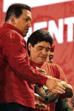 Diego Maradona pomaga prezydentowi Wenezueli w kampanii przed lutowym referendum (zdjęcie z 28 stycznia 2009 roku) 