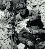 Sanitariuszka opatruje rannego żołnierza Armii Czerwonej, Stalingrad, wrzesień 1942 r.