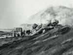 Amerykańscy marines pod górą Suribachi na Iwo Jimie